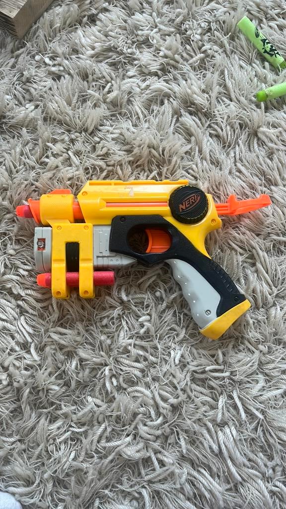 Geel nerf pistool met richtlaser, Ophalen of Verzenden, Zo goed als nieuw