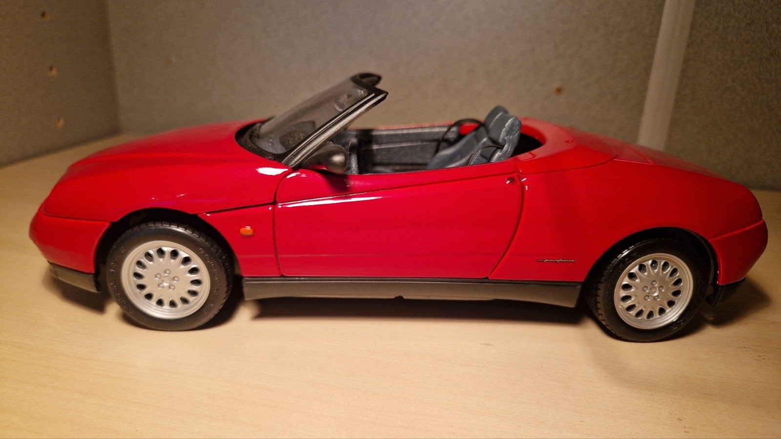 Maisto Alfa Romeo Spider 1:18 - Zo goed als nieuw, Ophalen of Verzenden