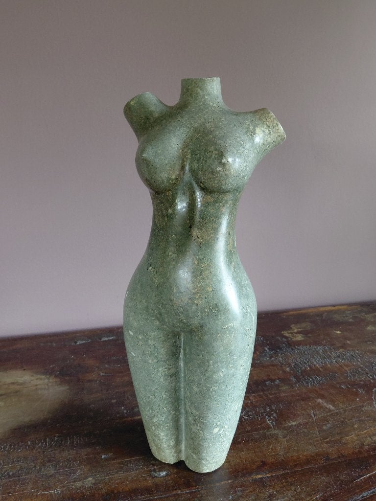 Daniel Baradza gebeeldhouwde stenen vrouwelijke torso, Ophalen of Verzenden, Handgemaakt, 20 - 50 cm, Steen of Keramiek