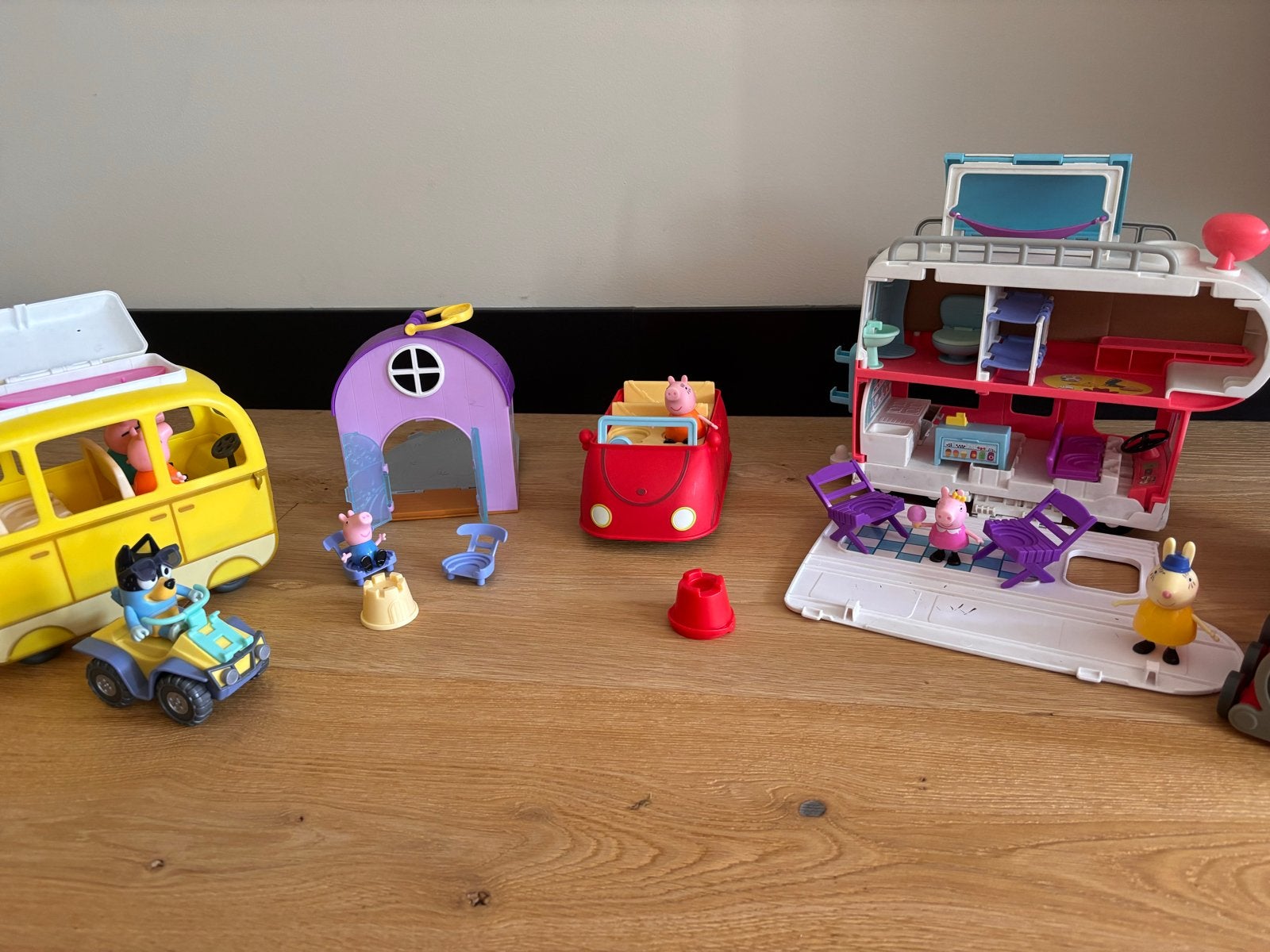 Peppa Pig en Bluey Speelgoed Set - Camper, Auto, Huisje, Kinderen en Baby's, Ophalen, Gebruikt, Jongen of Meisje