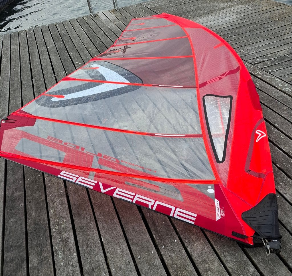 Severne IQfoil 9.0 racezeil, Watersport en Boten, Ophalen, 250 tot 300 cm, Met draagtas, Zo goed als nieuw