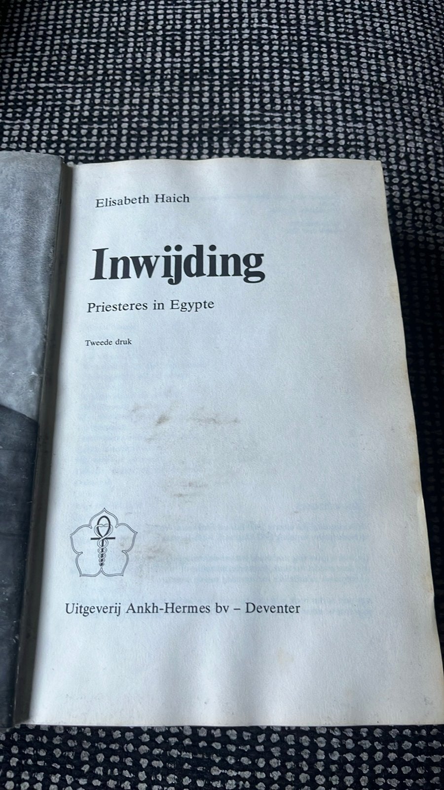Inwijding: Priesteres in Egypte - Elisabeth Haich, Boeken, Ophalen of Verzenden, Gelezen, Spiritualiteit algemeen, Verhaal of Roman