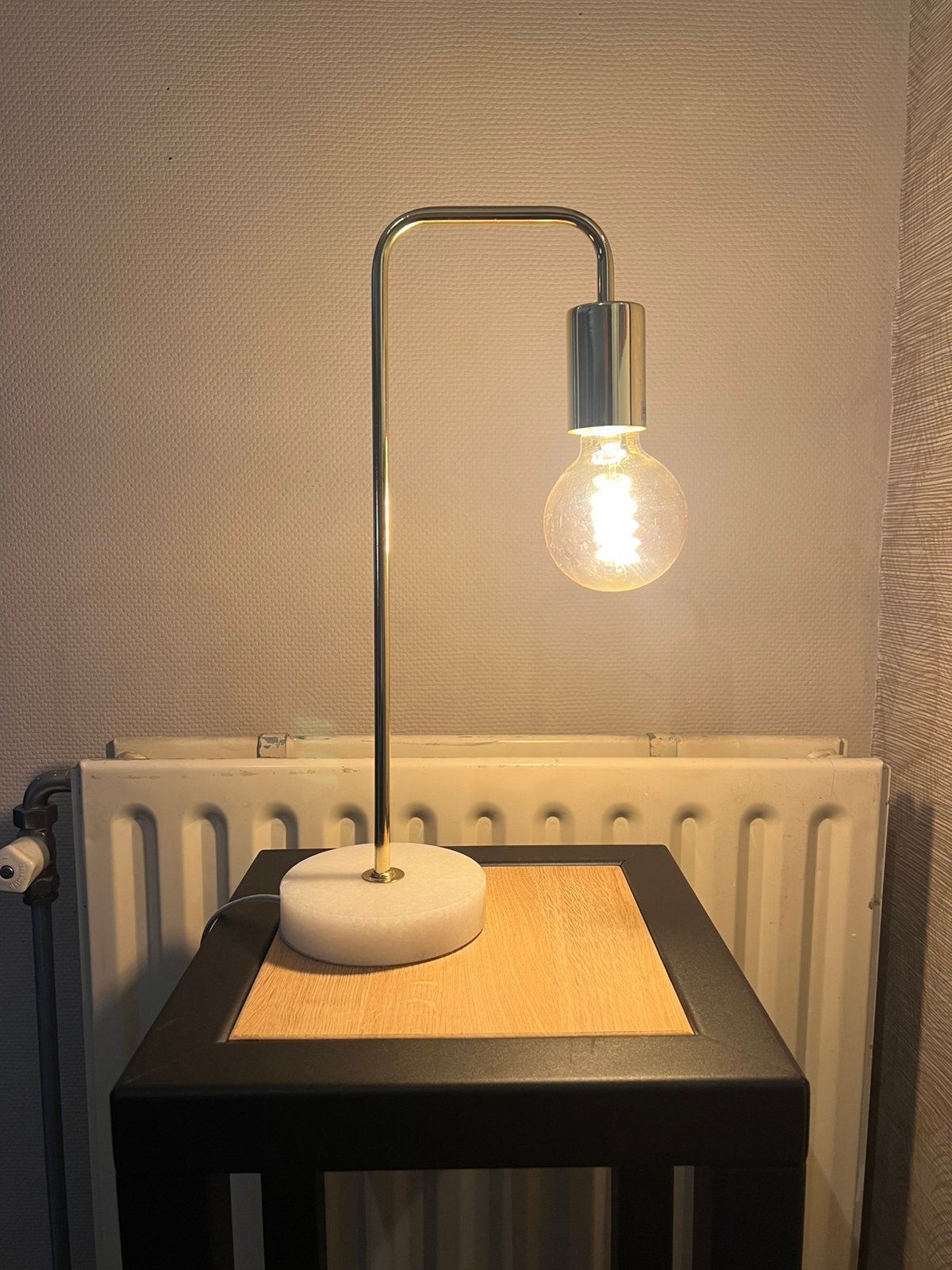 Tijdloze gouden tafellamp met marmeren voet, Goud, 40 cm, Metaal, Modern
