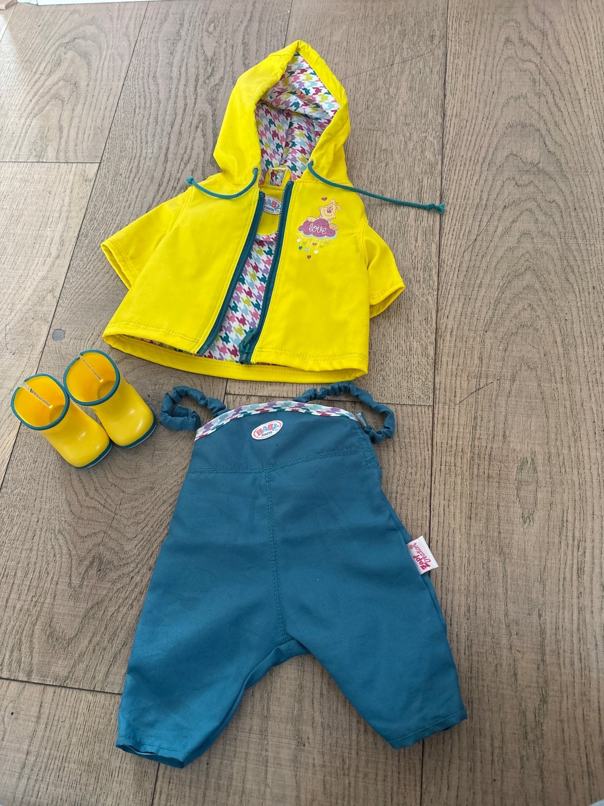 Baby Born regenpak met laarzen - Geel/Blauw, Ophalen of Verzenden, Zo goed als nieuw, Babypop