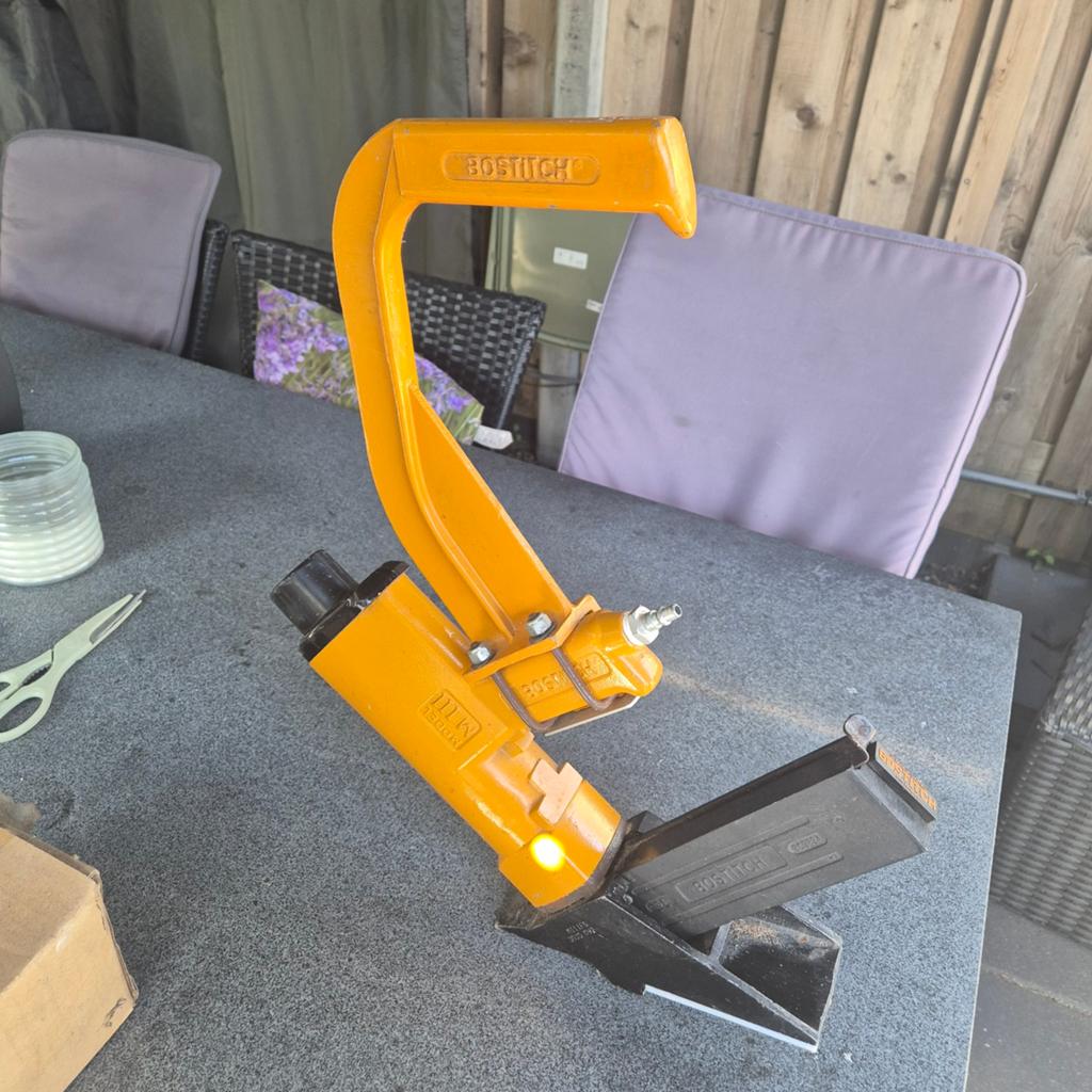 Bostitch nietmachine voor houten vloeren + 10000 nietjes, Ophalen, Gebruikt