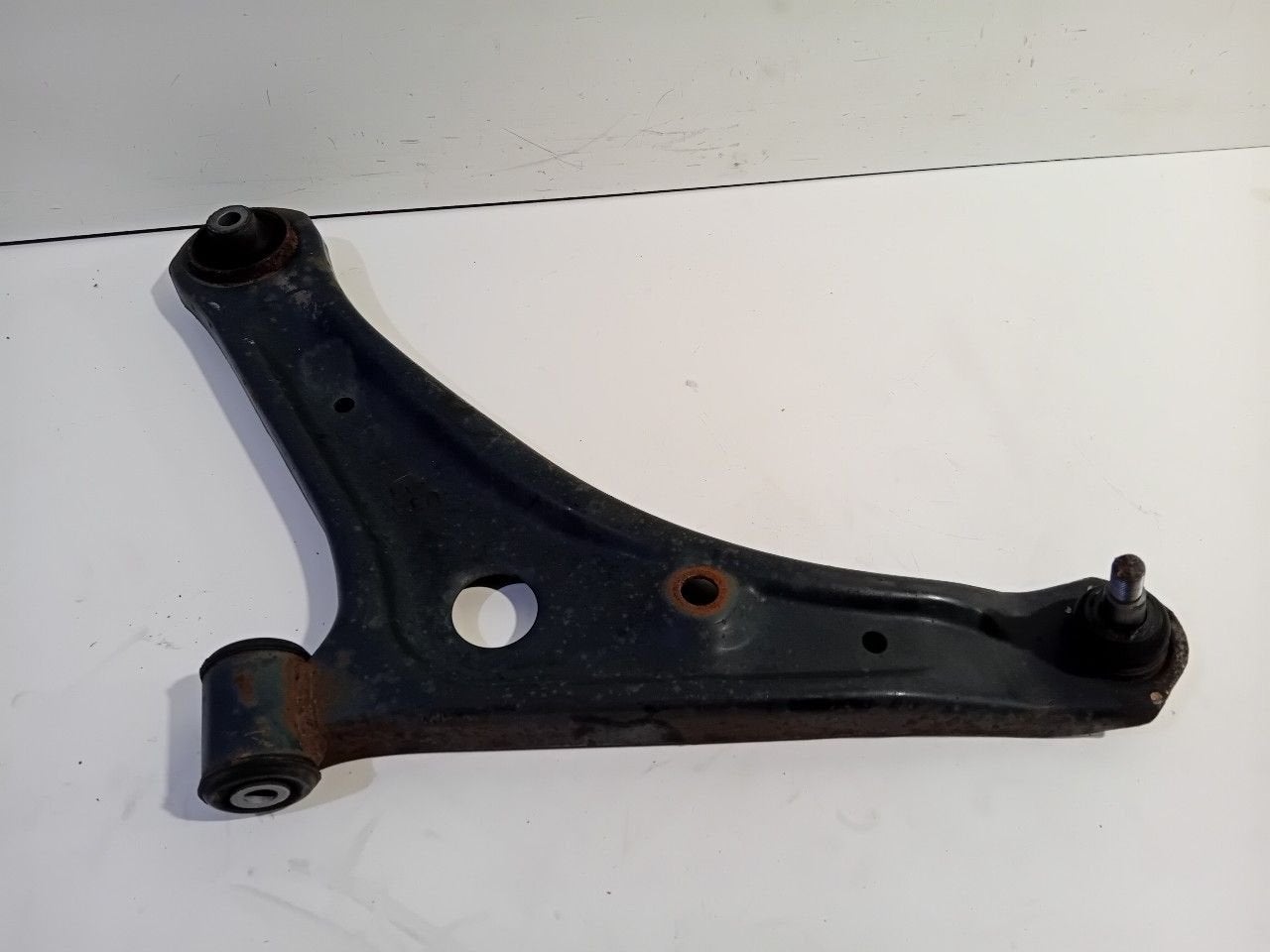 Draagarm links voor Mitsubishi Space Star, Onderdelen@venauto.nl, Van der Ven Autorecycling B.V., Gebruikt, Ettenseweg 76, 4706 PB Roosendaal, The Netherlands