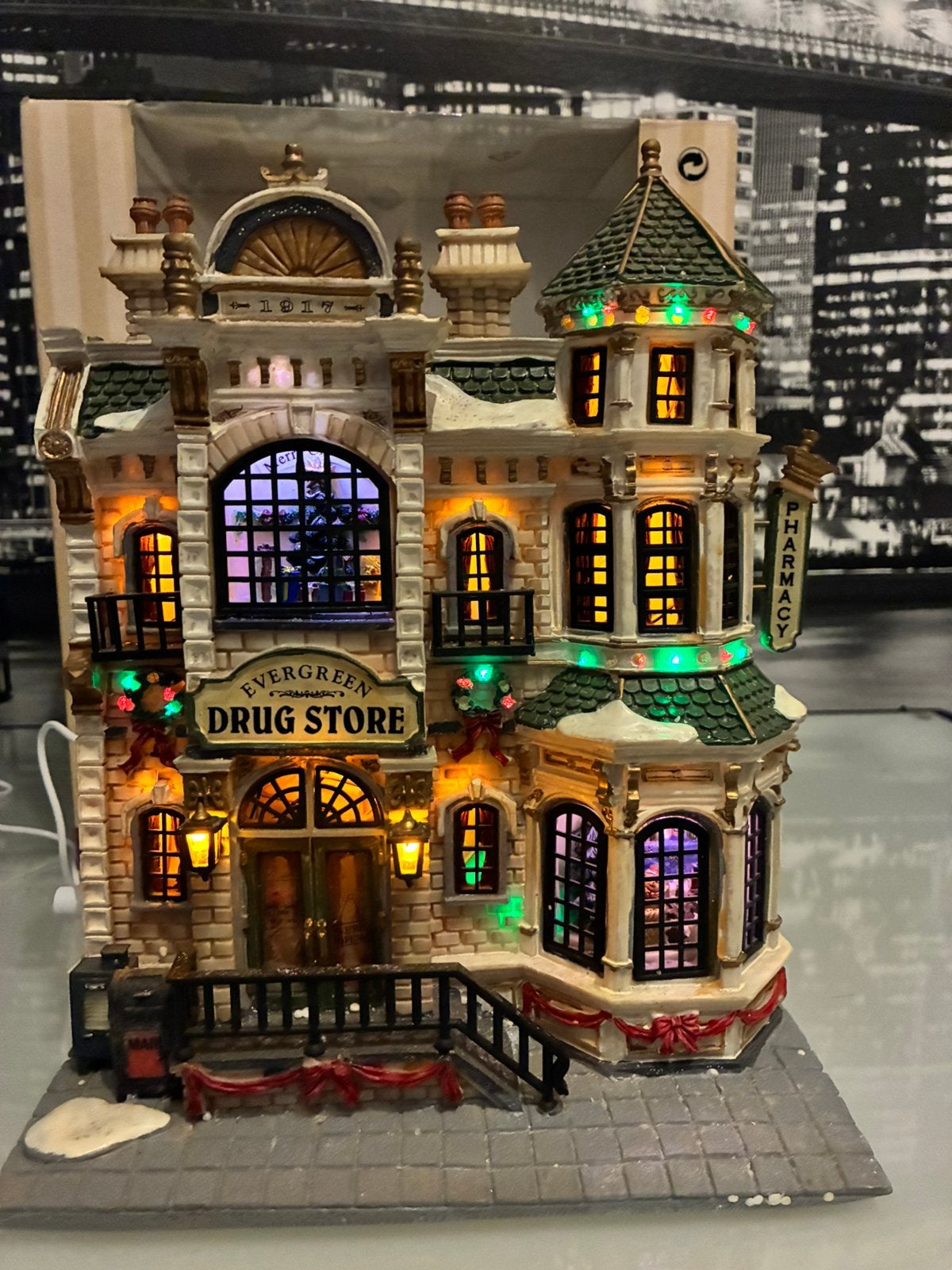 Alleen ophalen!! Lemax facade evergreen drugstore, Diversen, Kerst, Ophalen, Gebruikt