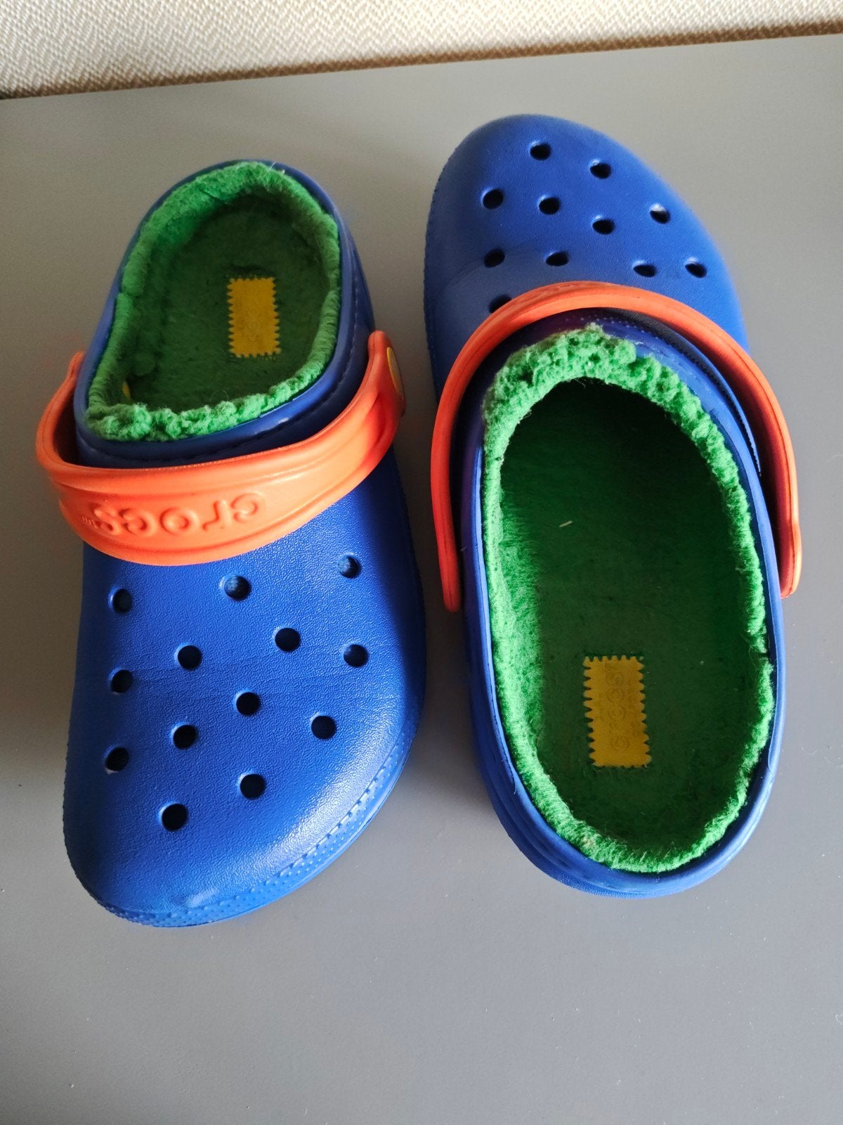 Crocs maat J3 (valt als 34) - Blauw met oranje en groen, Ophalen of Verzenden