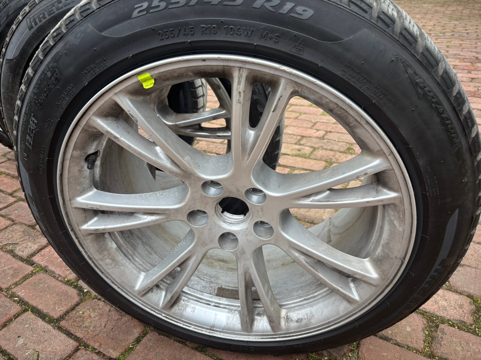 Tesla Model Y set 19” velgen met Pirelli winterbanden + TPMS
