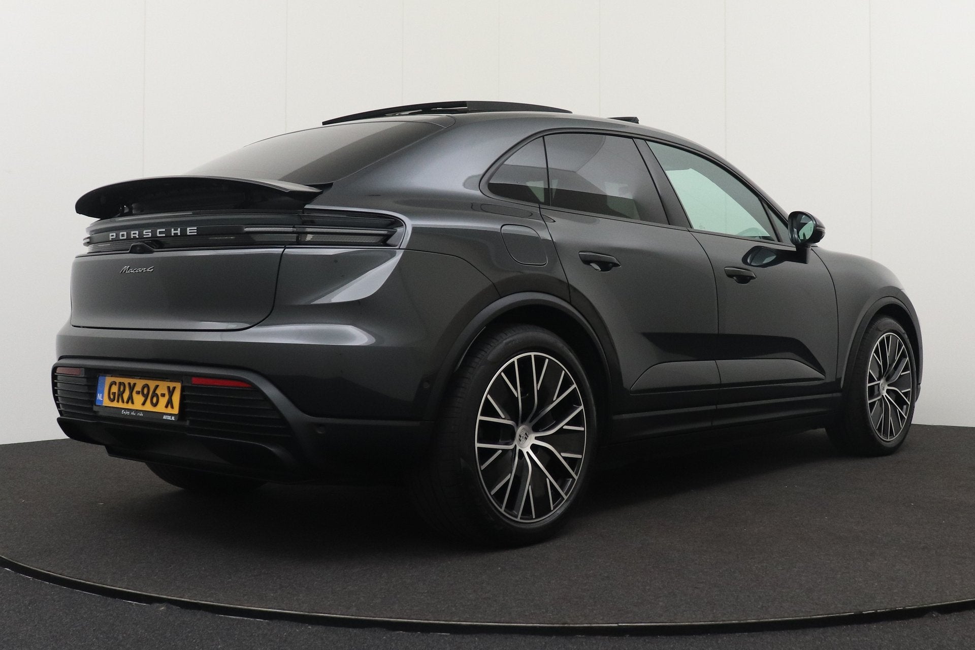 Porsche Macan 4 100 kWh Pano Trekhaak SportChrono Luchtverin, Auto's, Automaat, Dealer onderhouden, Gebruikt, 2000 kg