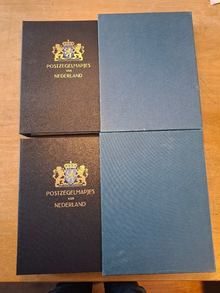 2 DAVO albums I en II met postzegelmapjes 1-56 en series., Postzegels en Munten, Ophalen of Verzenden, Nederland