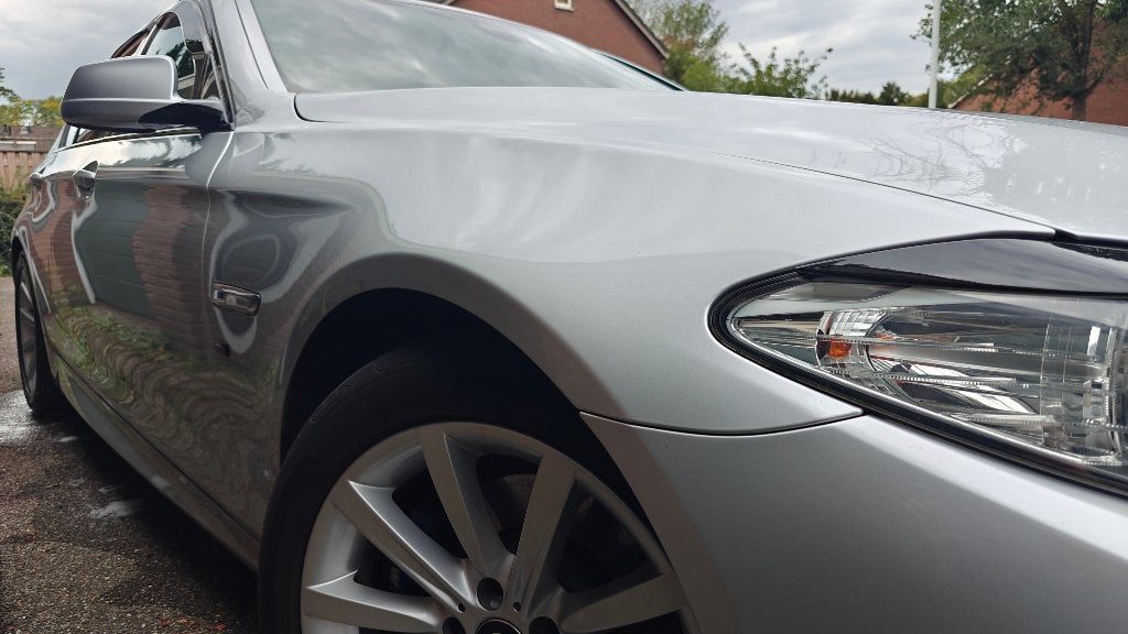BMW 5-Serie 520i 261pk Aut. M-uitvoering 2013 Grijs, Auto's, Automaat, Zwart, 4 cilinders, 2000 kg