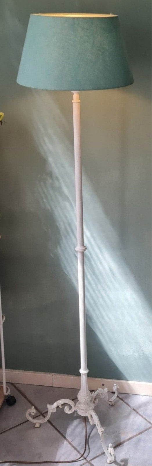 Landelijke vloerlamp met gietijzeren driepoot, Huis en Inrichting, Ophalen, 150 tot 200 cm