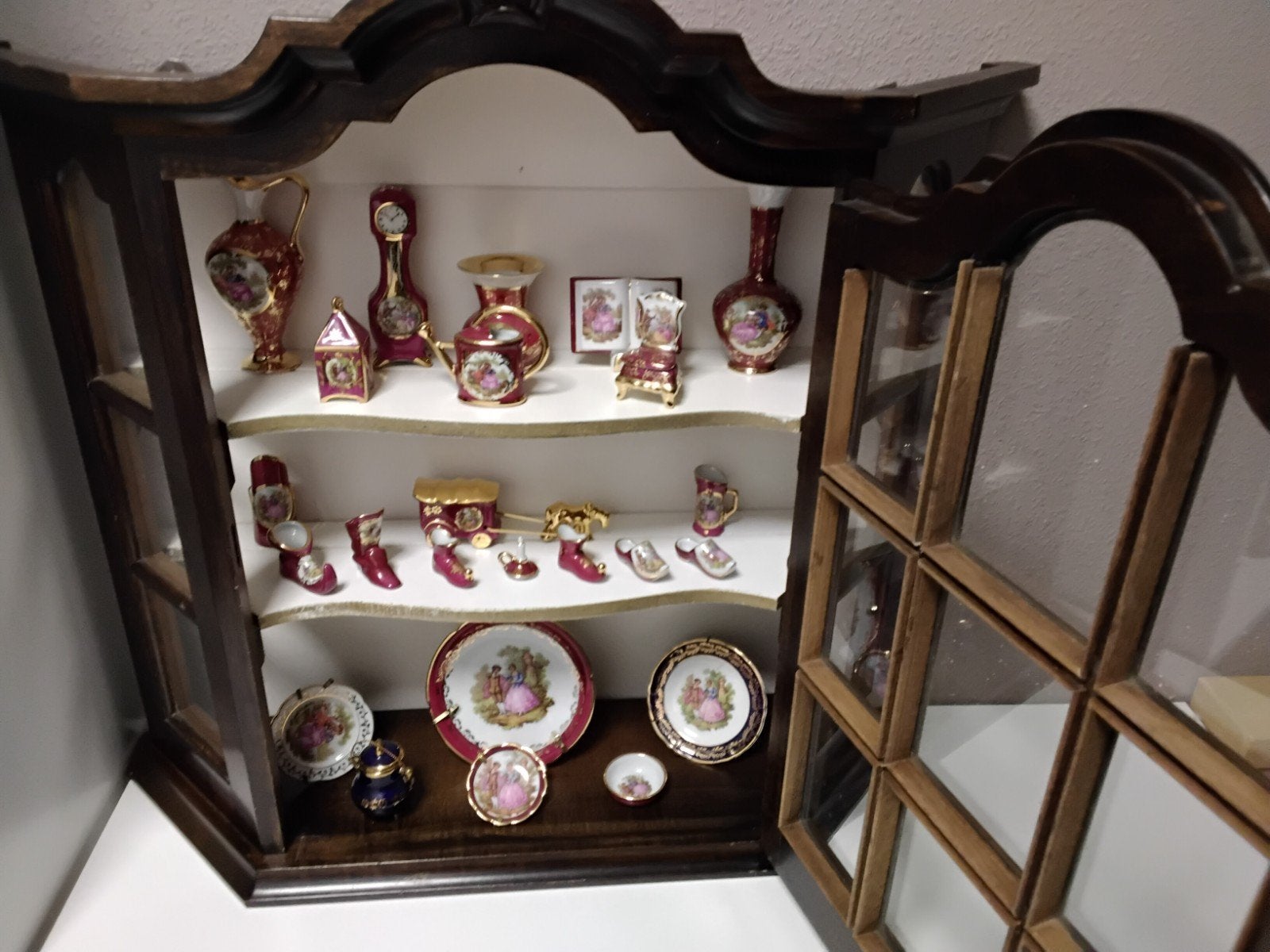 Antieke miniatuur porseleinen set in vitrinekastje, Ophalen