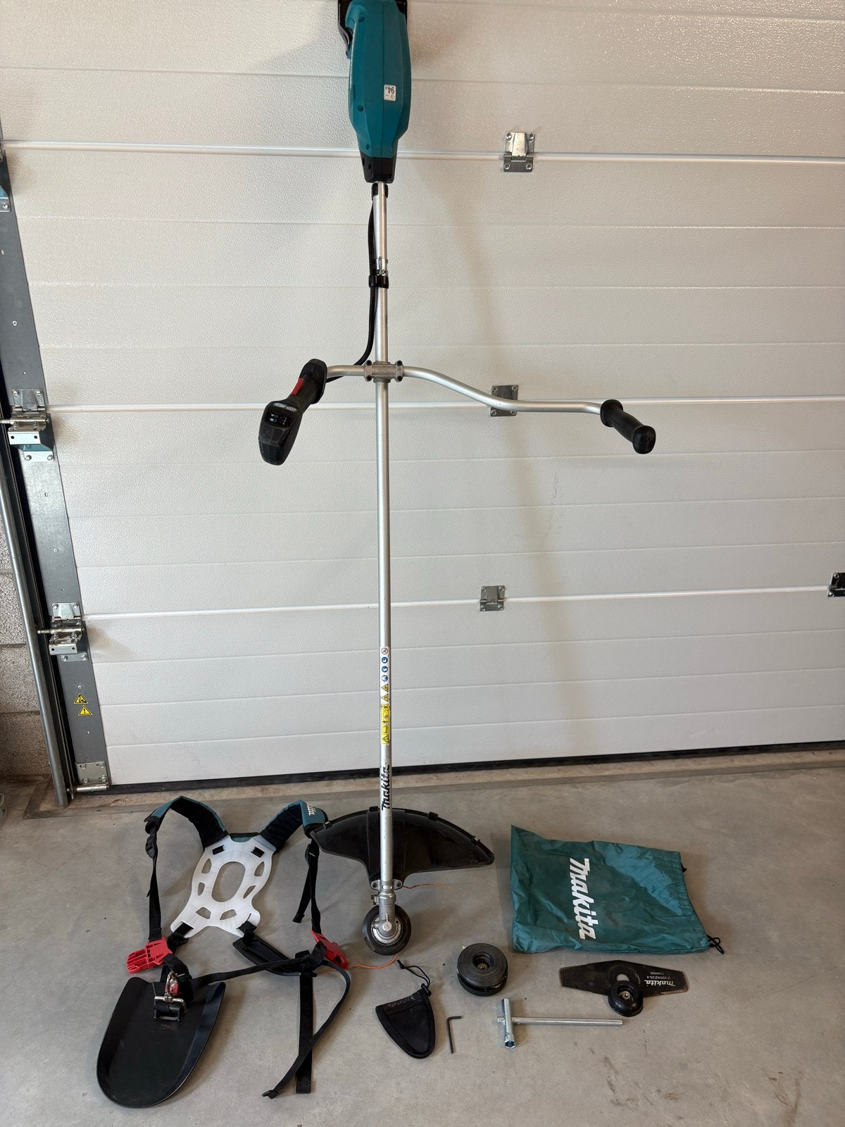 Makita DUR369A Accu-grastrimmer/ bosmaaier compleet, Ophalen, Zo goed als nieuw, Accu-grasmaaier