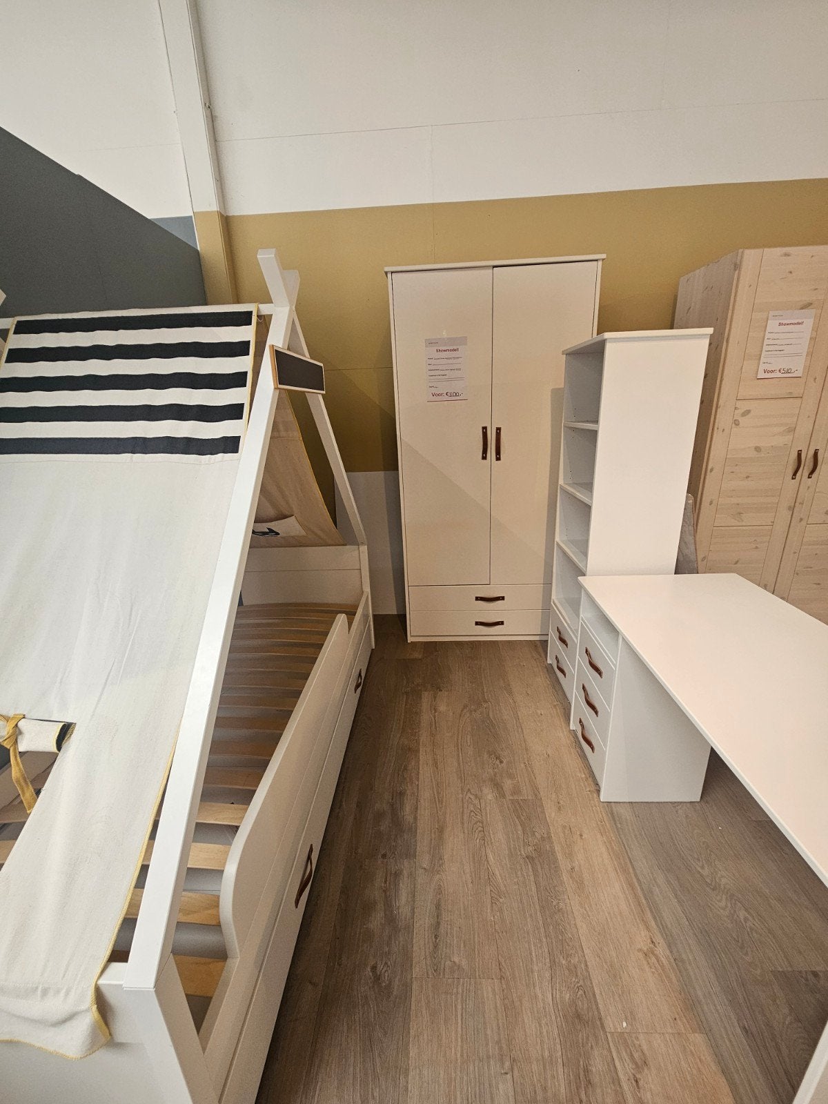 Coolkids tipi bed, nachtkastje, bureau, kast en 2-deurskast, Ophalen, Zo goed als nieuw, Jongetje of Meisje