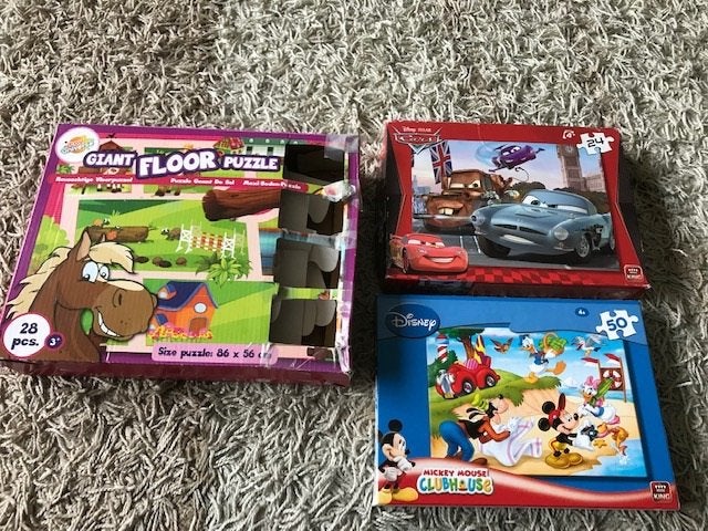 3 puzzels: cars 24 stuks,mickey mouse 50 stuks, vloerpuzzel, Ophalen of Verzenden, Meer dan 50 stukjes, Gebruikt, 4 tot 6 jaar