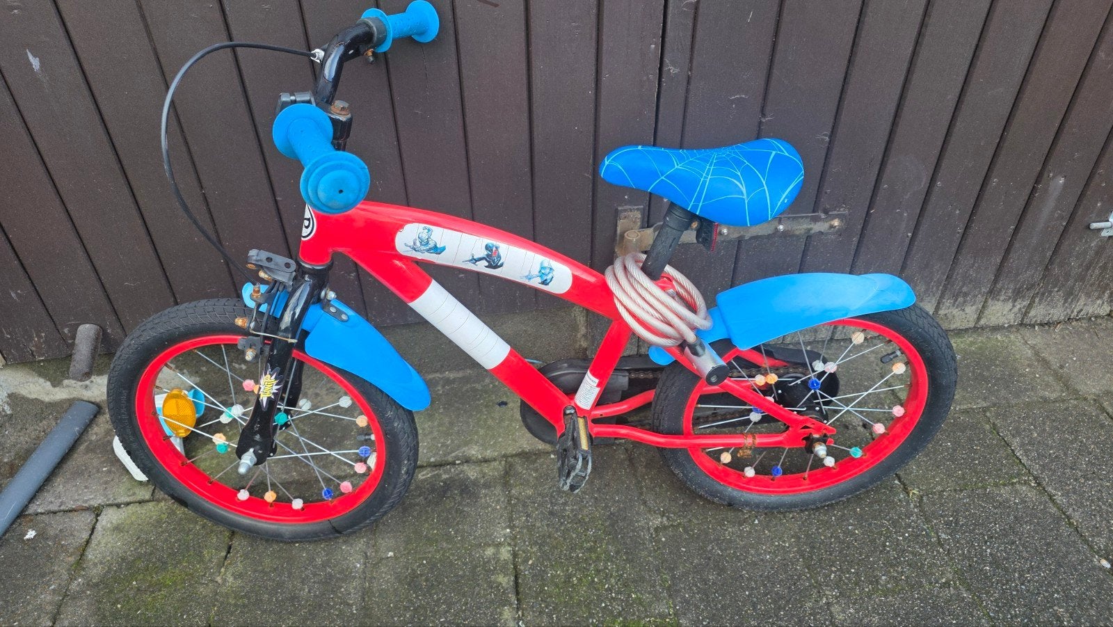 Kinderfiets rood/blauw - Gebruikt maar kan nog een ronde mee, Ophalen, 16 tot 20 inch, Gebruikt, Onbekend