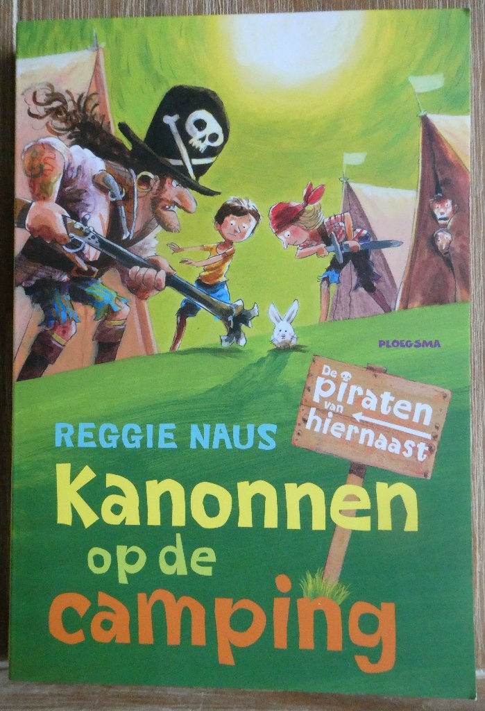 De piraten van hiernaast - Kanonnen op de camping - R. Naus, Ophalen of Verzenden, Zo goed als nieuw, Reggie Naus, Fictie algemeen