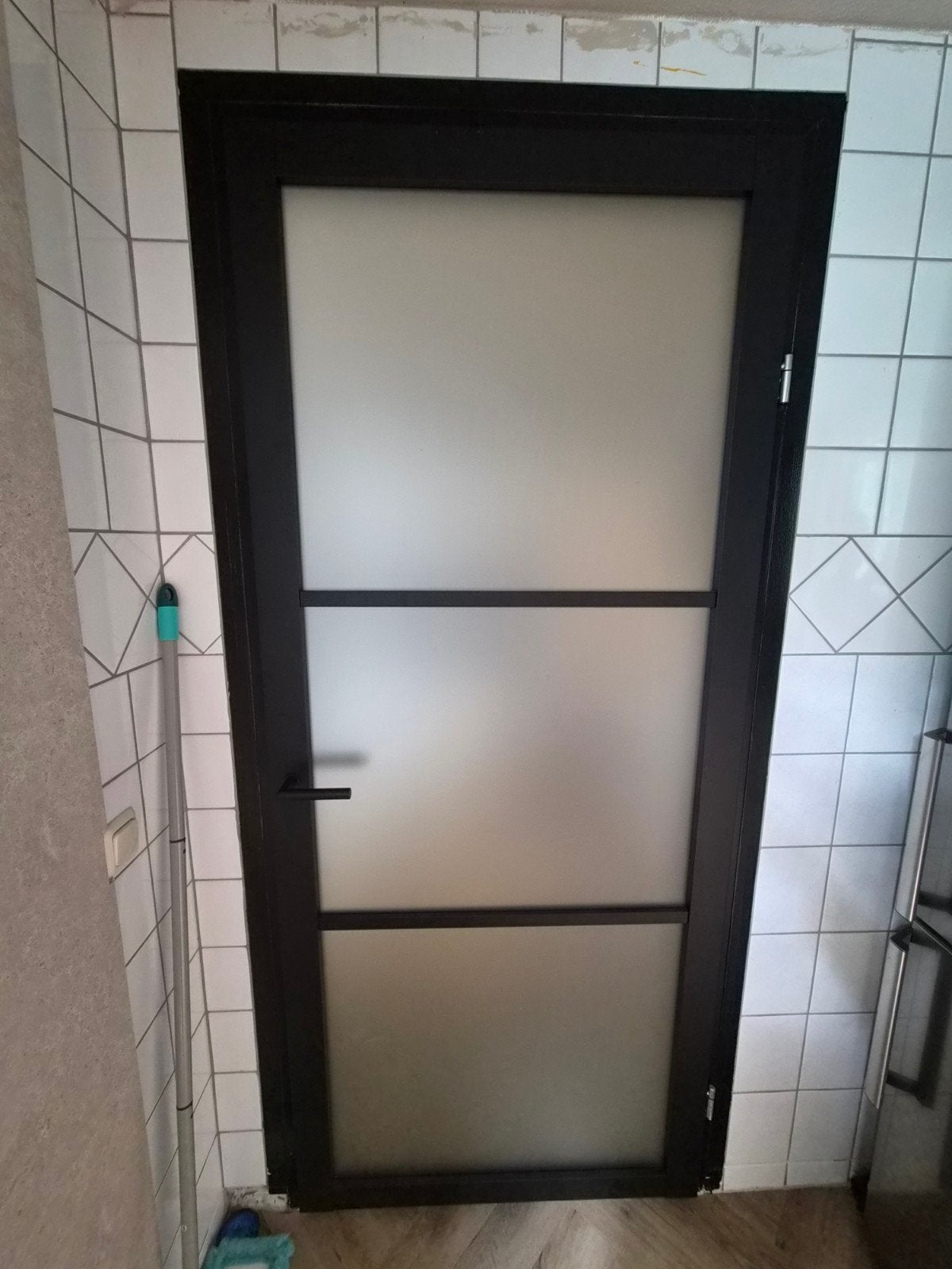 Zwarte binnendeur met matglas en lichte beschadiging, Ophalen, Gebruikt, 80 tot 100 cm, Binnendeur
