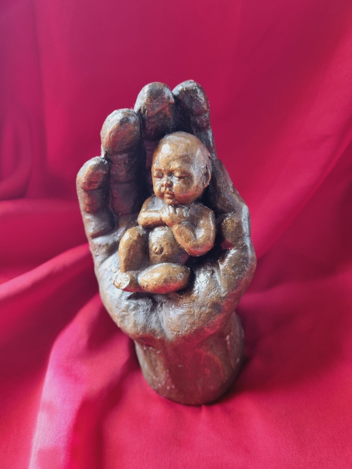 Uniek Beeld: Hand met Baby - Geert Kunen, Echt Handwerk, Groep mensen, Minder dan 20 cm, Ophalen of Verzenden, Handgemaakt