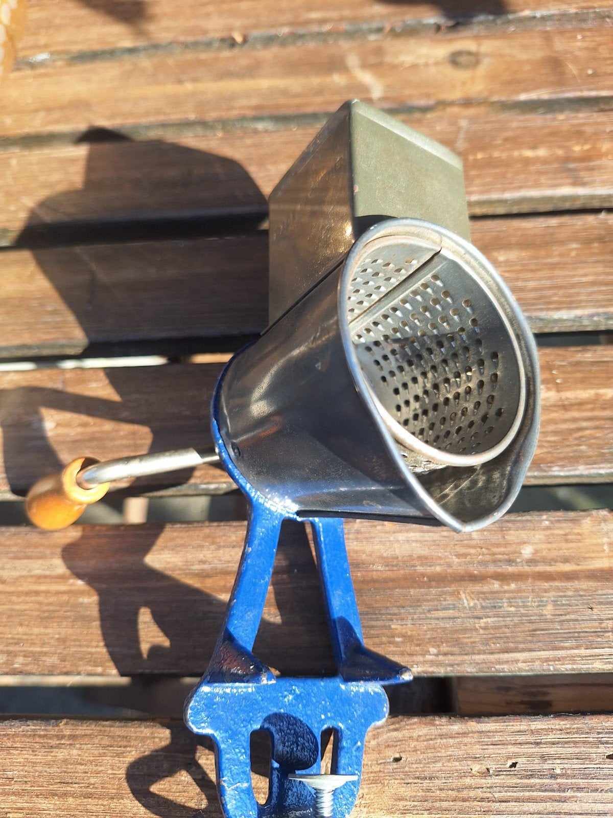Vintage handmatige kaasrasp/notenmolen met tafelklem, Ophalen of Verzenden