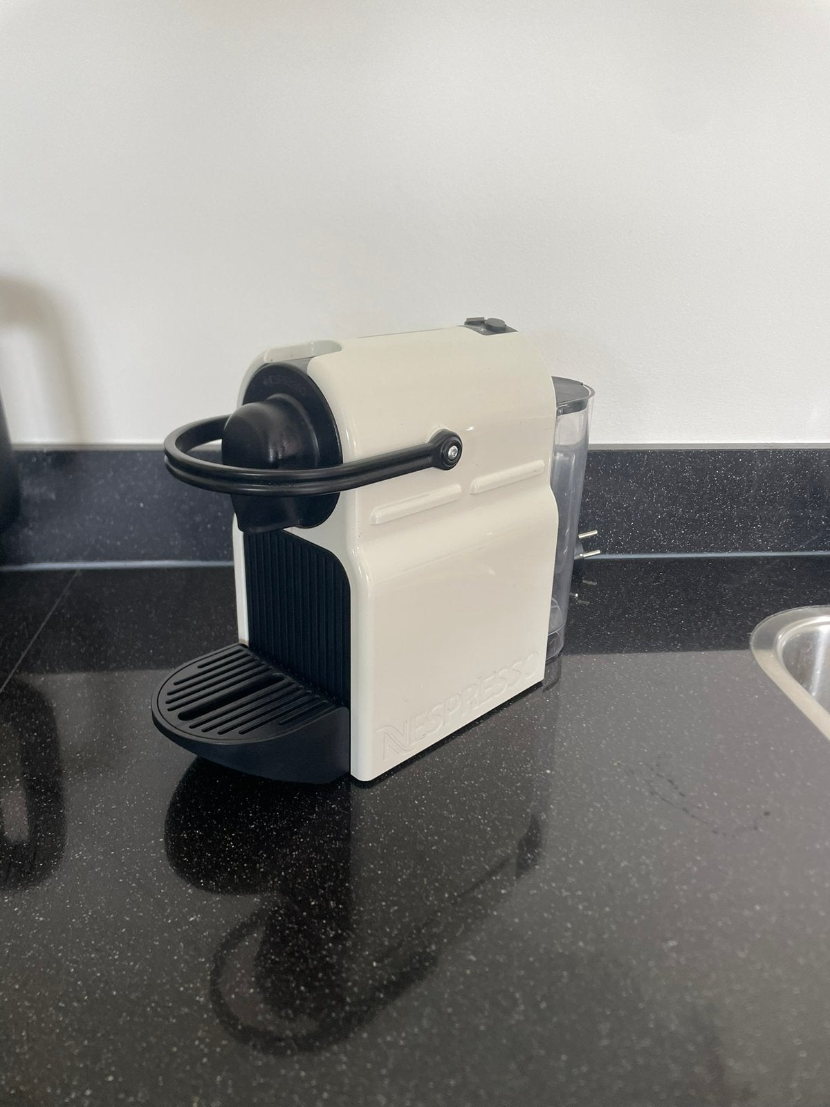 Krups Nespresso Inissia XN1001 Wit lekkend, Witgoed en Apparatuur, Espresso apparaat, Ophalen of Verzenden, Zo goed als nieuw