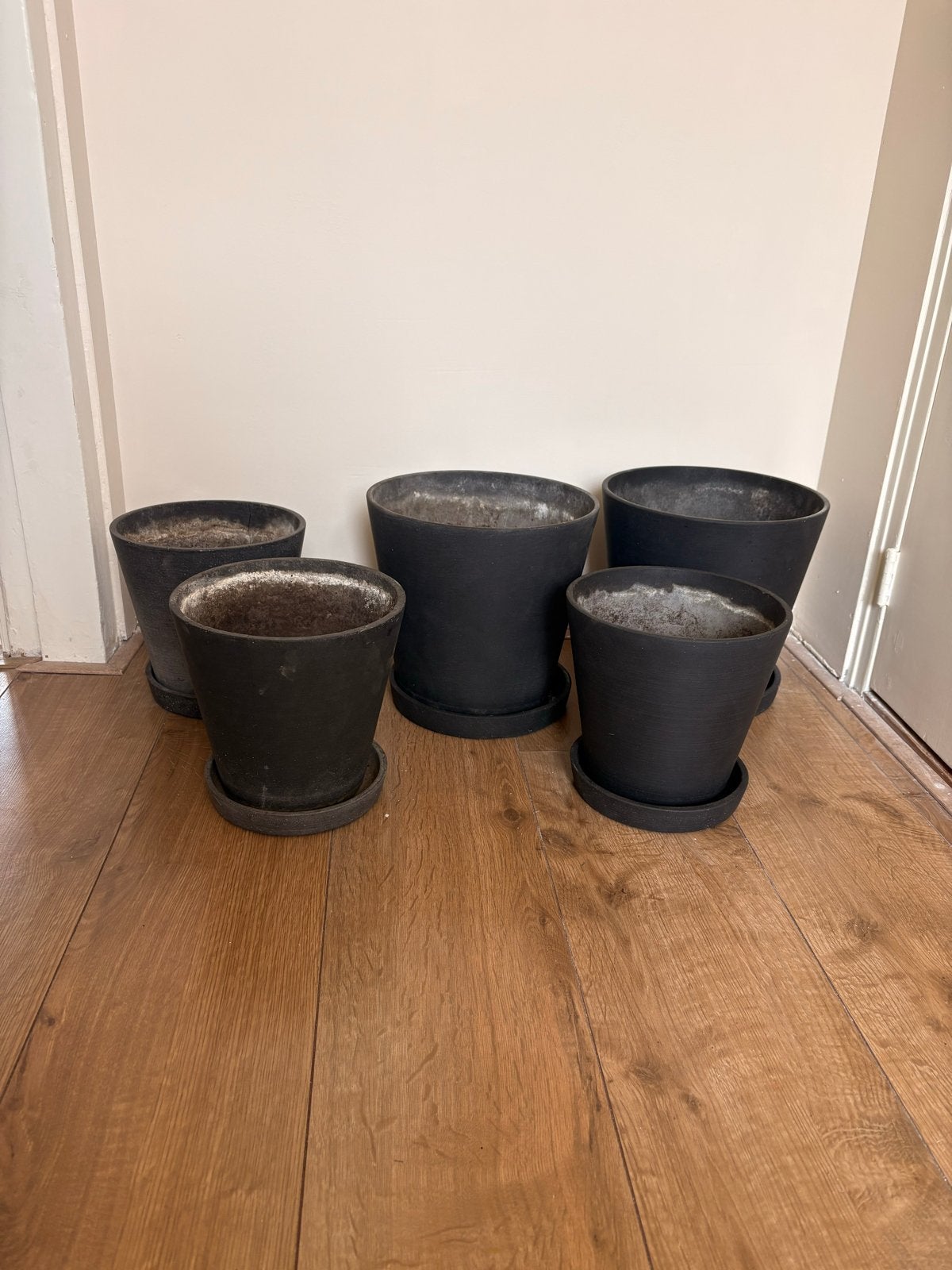 Hay Flowerpot / bloempot met schotel zwart vijf stuks, Tuin en Terras, Overige materialen, Gebruikt, Rond, Minder dan 40 cm