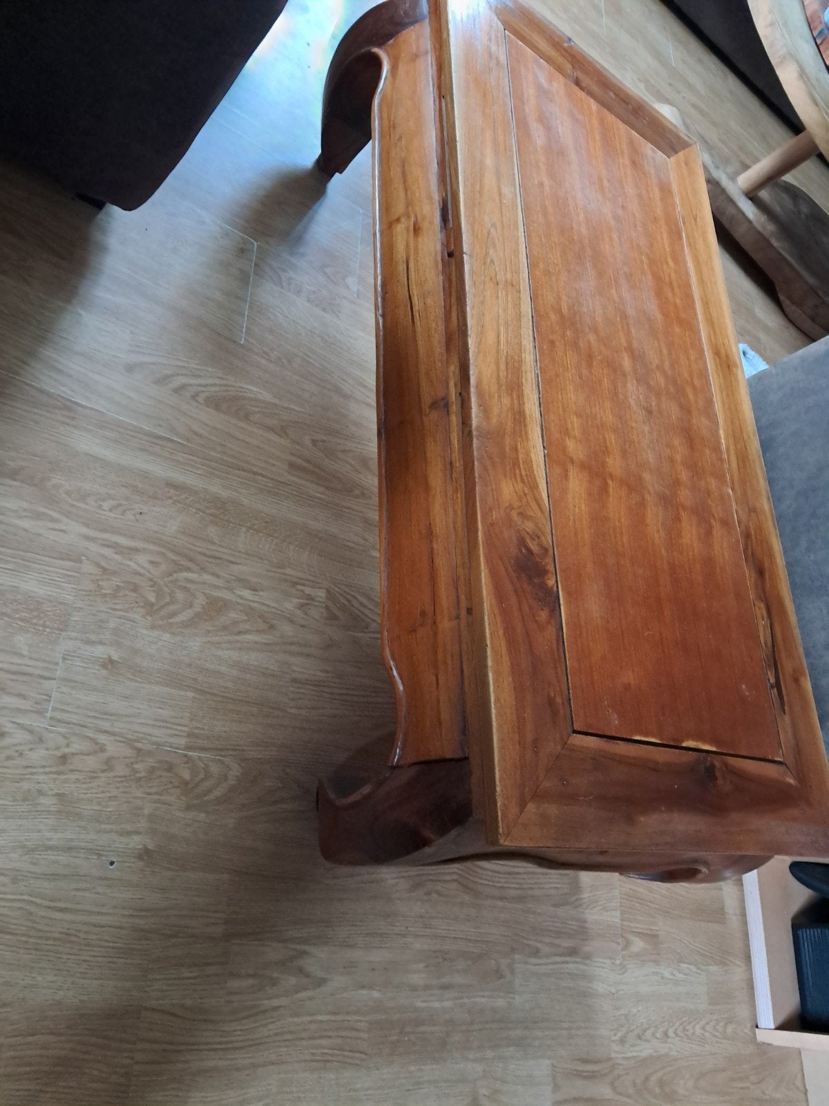 Massief houten opium salontafel met sierlijke poten, Ophalen, Gebruikt, 100 tot 150 cm, Koloniaal