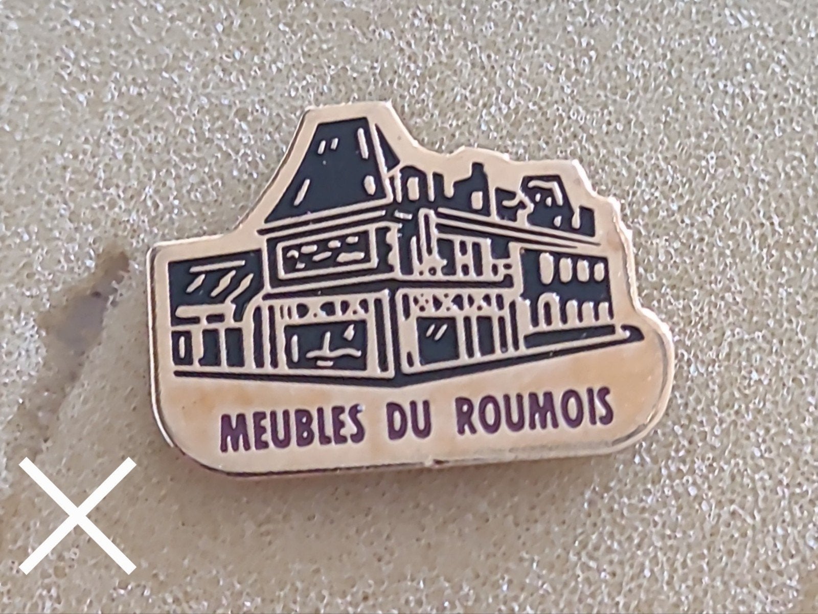 Vintage Pin 'Meubles du Roumois' - Meubelzaak Reclame, Verzamelen, Verzenden