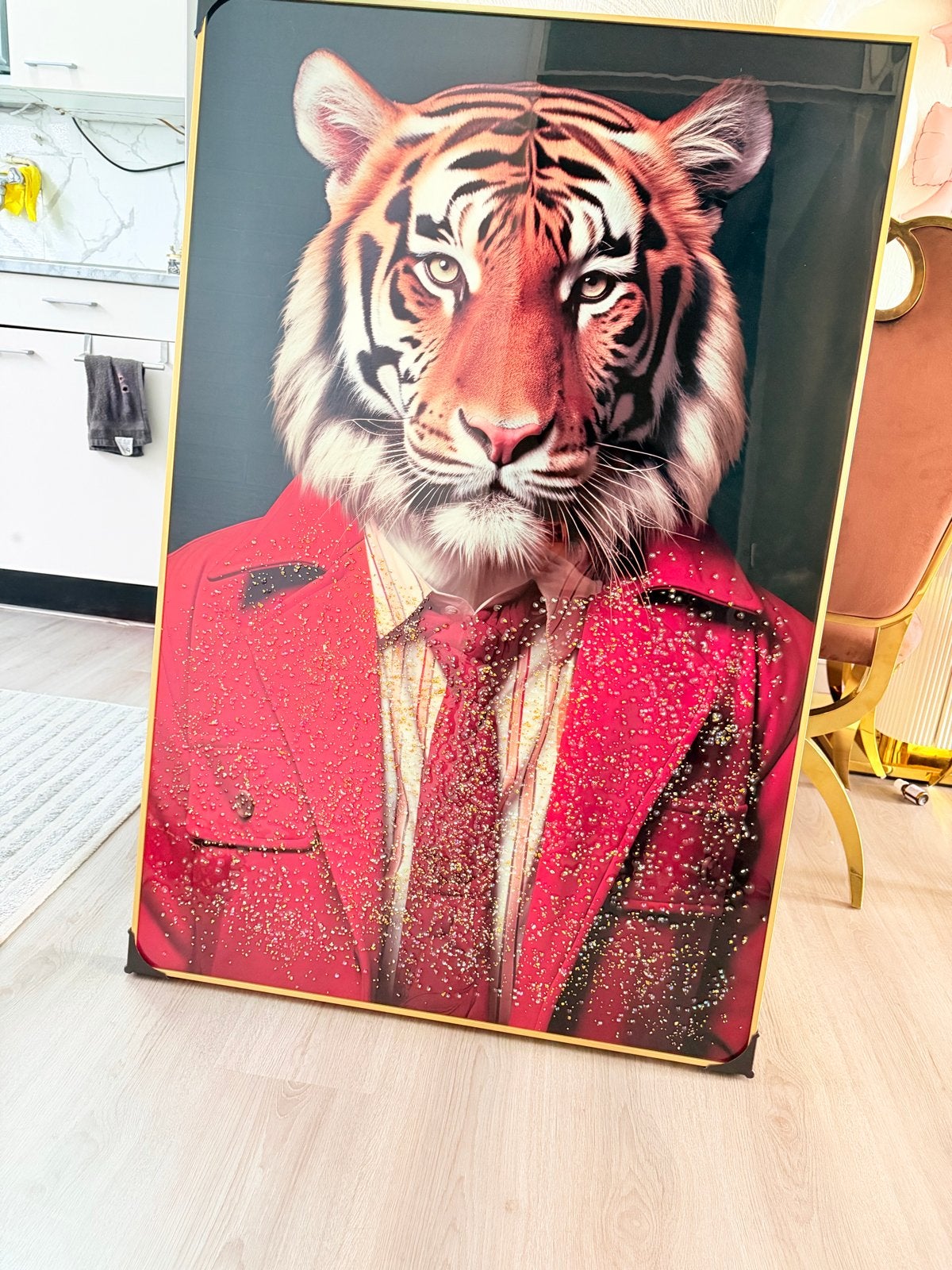 Nieuw schilderij: Tijger in pak (120x80 cm), Antiek en Kunst, Ophalen of Verzenden, Dieren, Print, Overige materialen