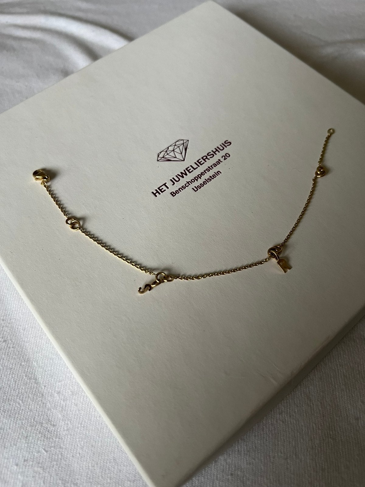 14k Gouden Armband met R & S Letters, Sieraden, Tassen en Uiterlijk, Ophalen of Verzenden, Zo goed als nieuw, Goud, Goud