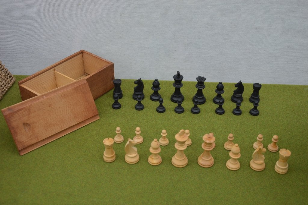 Oud houten kistje met houten schaakstukken De koning =  7 cm, Een of twee spelers, Ophalen of Verzenden, Gebruikt