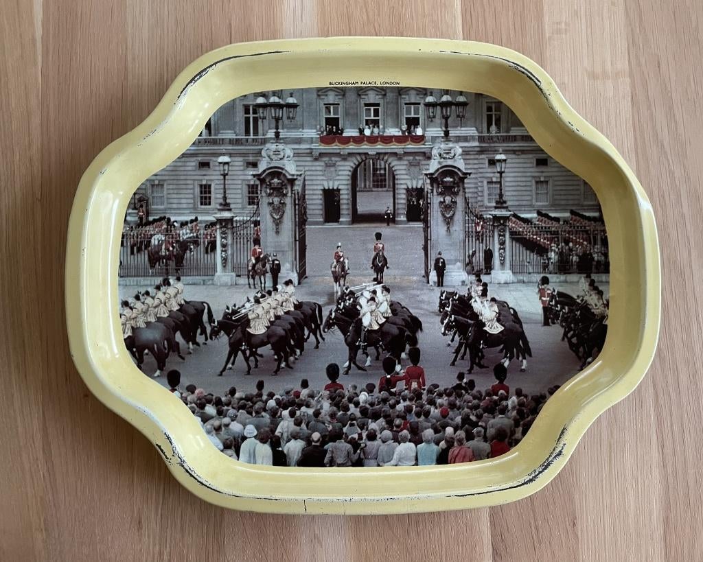 Dienblad Engeland Buckingham Palace 30 x 25 cm, Ophalen of Verzenden, Gebruikt, Rond, Metaal