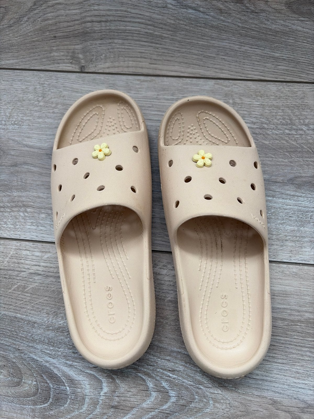 Crocs slippers met bloemetje - Zo goed als nieuw, Ophalen of Verzenden, Zo goed als nieuw, Beige, Slippers