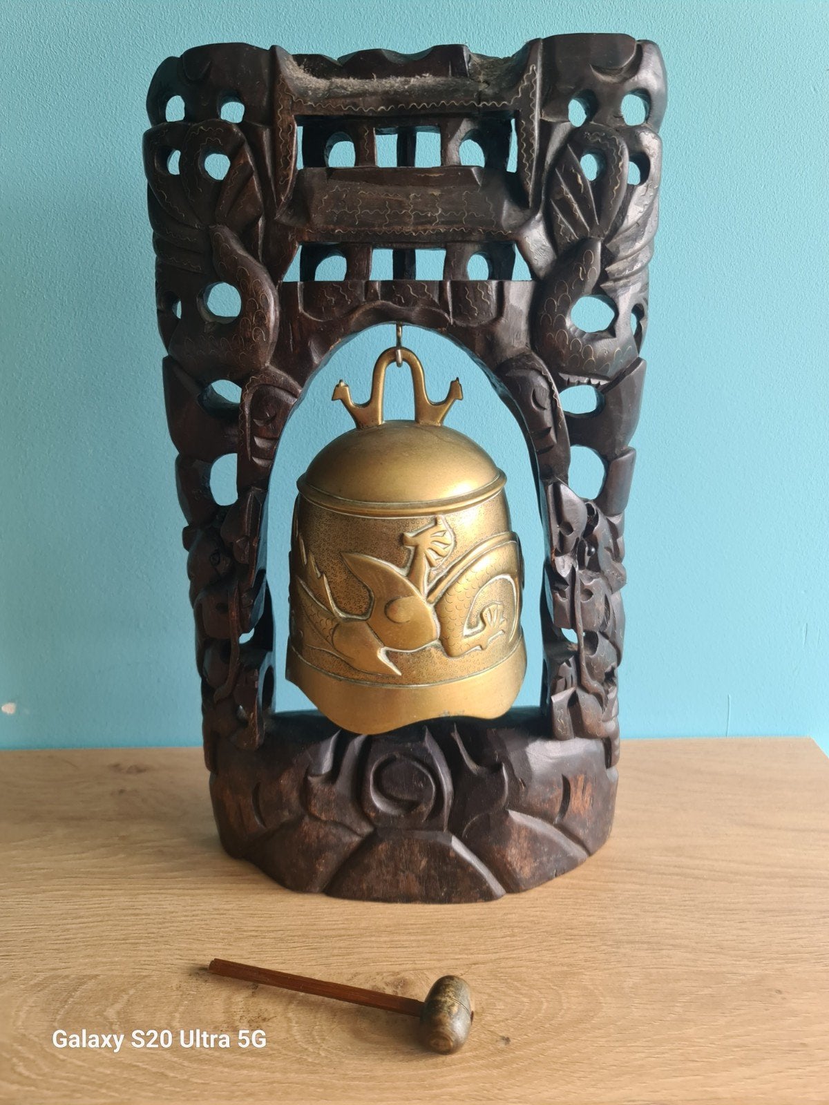 Antieke Chinese bel/gong met houten standaard en klopper, Antiek en Kunst, Ophalen of Verzenden