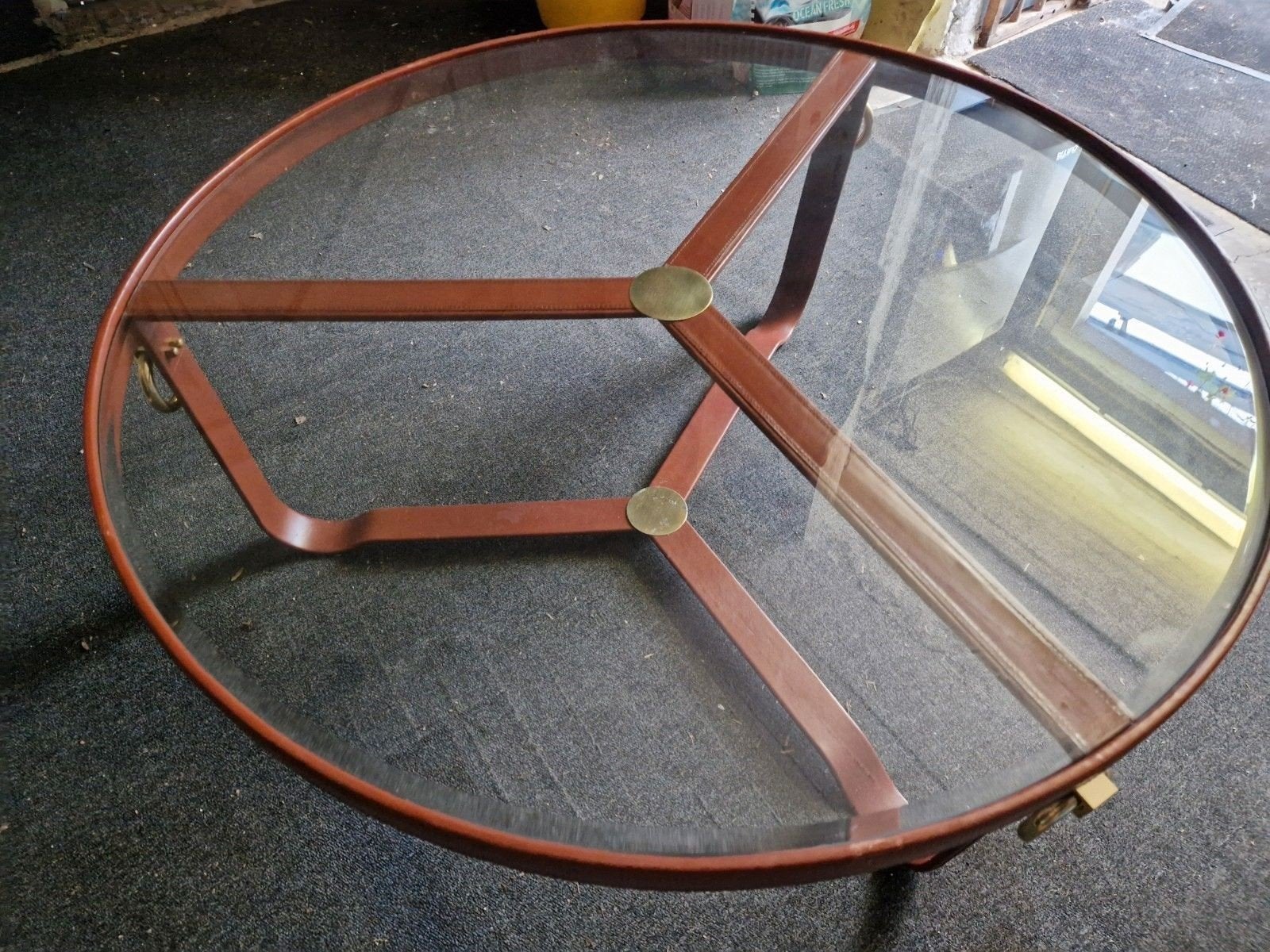 Eichholtz Belgravia Salontafel - Bruin Leer & Antiek Messing, Gebruikt, 50 tot 100 cm, Glas, Rond
