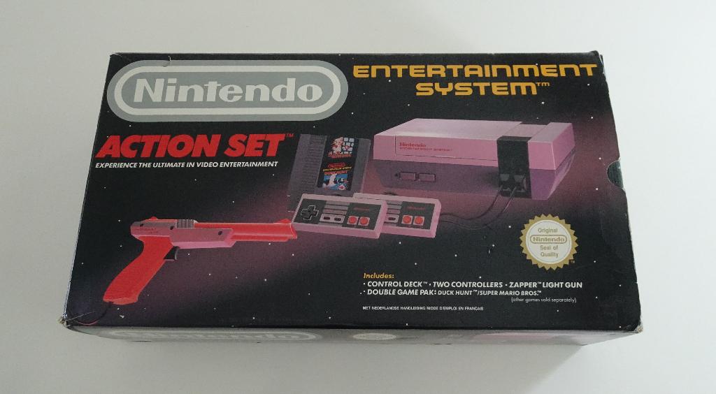 Nintendo NES Action Set - Compleet in Doos, Spelcomputers en Games, Spelcomputers | Nintendo NES, Ophalen, Zo goed als nieuw, Met 2 controllers