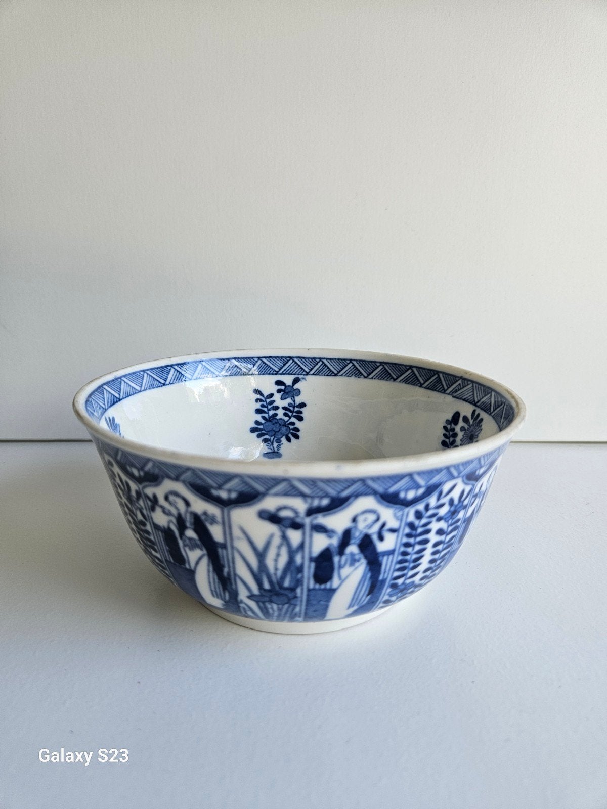 Antieke Mosa kom met Chinoiserie motief, Ophalen of Verzenden
