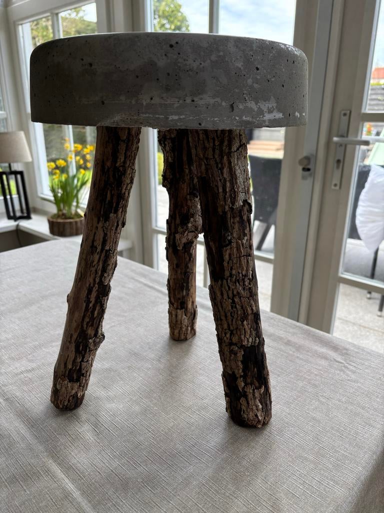 Betonnen bijzettafel met houten poten, Minder dan 55 cm, Gebruikt, Rond, Ophalen of Verzenden