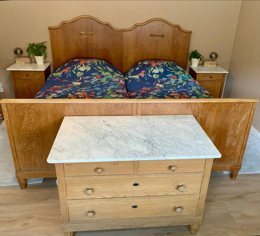 Antiek eikenhouten bed met marmeren commode, Ophalen, Zo goed als nieuw, Tweepersoons