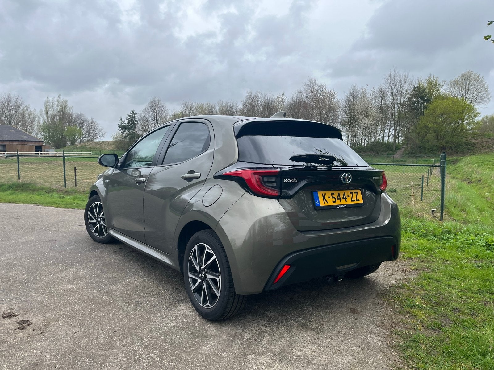 Toyota Yaris 1.5 Hybrid 116pk CVT 2021 Groen, Auto's, Toyota, Zwart, Bruin, 450 kg, 49 €/maand