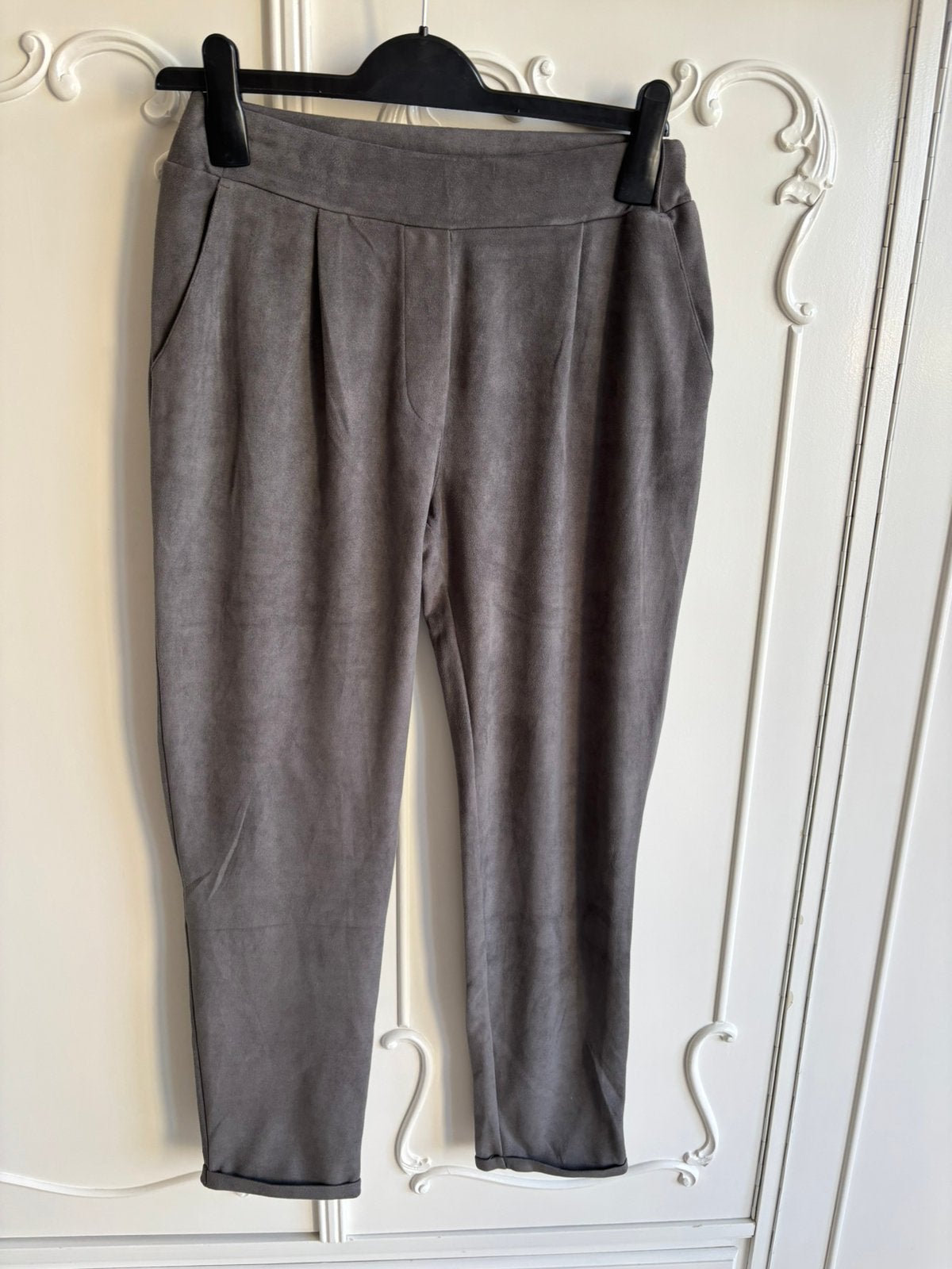 Nieuw suede leer broek Cartoon maat 34, Kleding | Dames, Broeken en Pantalons, Nieuw, Ophalen of Verzenden, Maat 34 (XS) of kleiner