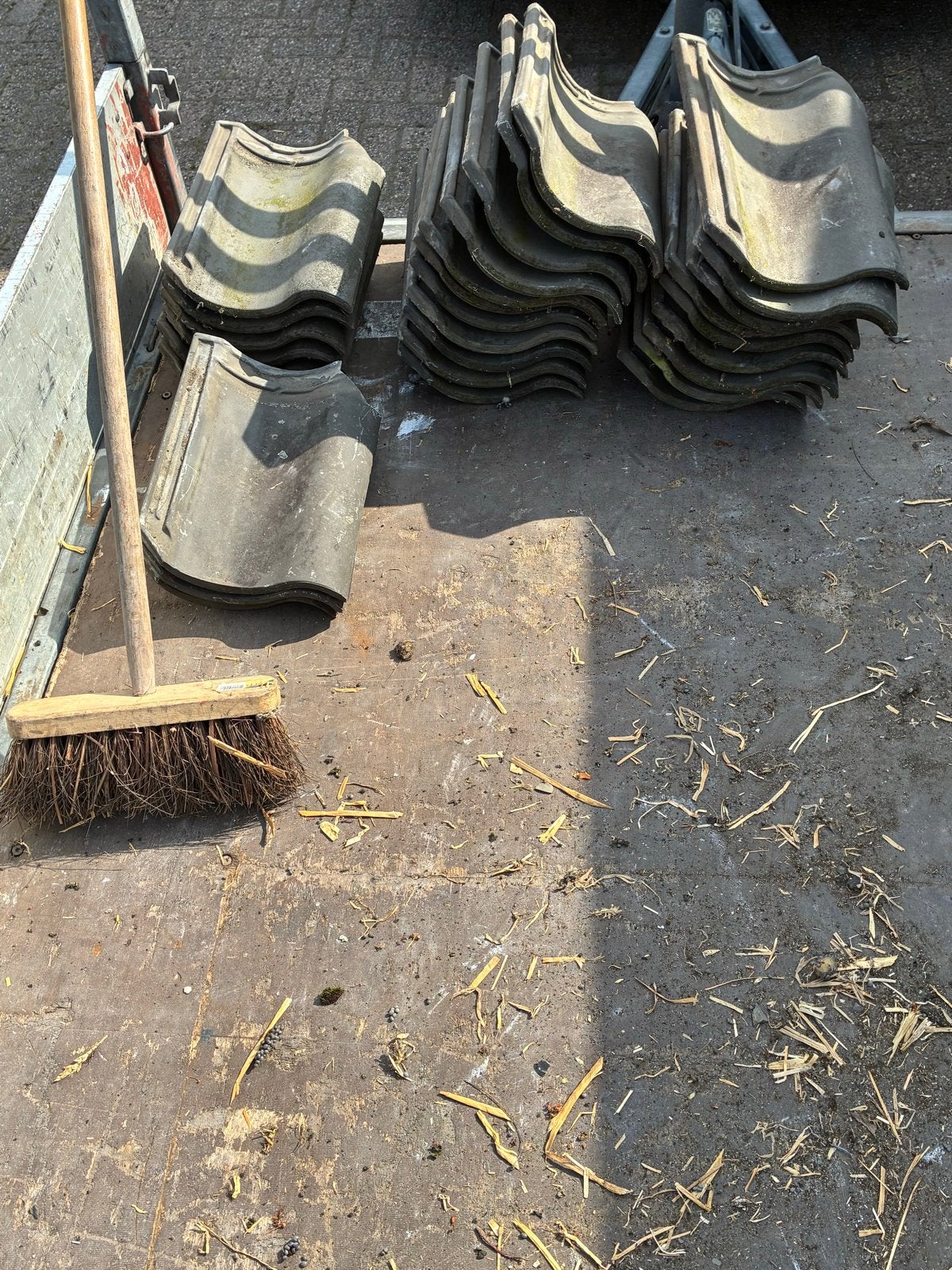 Gebruikte ovh dakpannen en kantpannen in goede staat! 50st, Ophalen, Gebruikt, Steen of Klei, 15 m² of meer