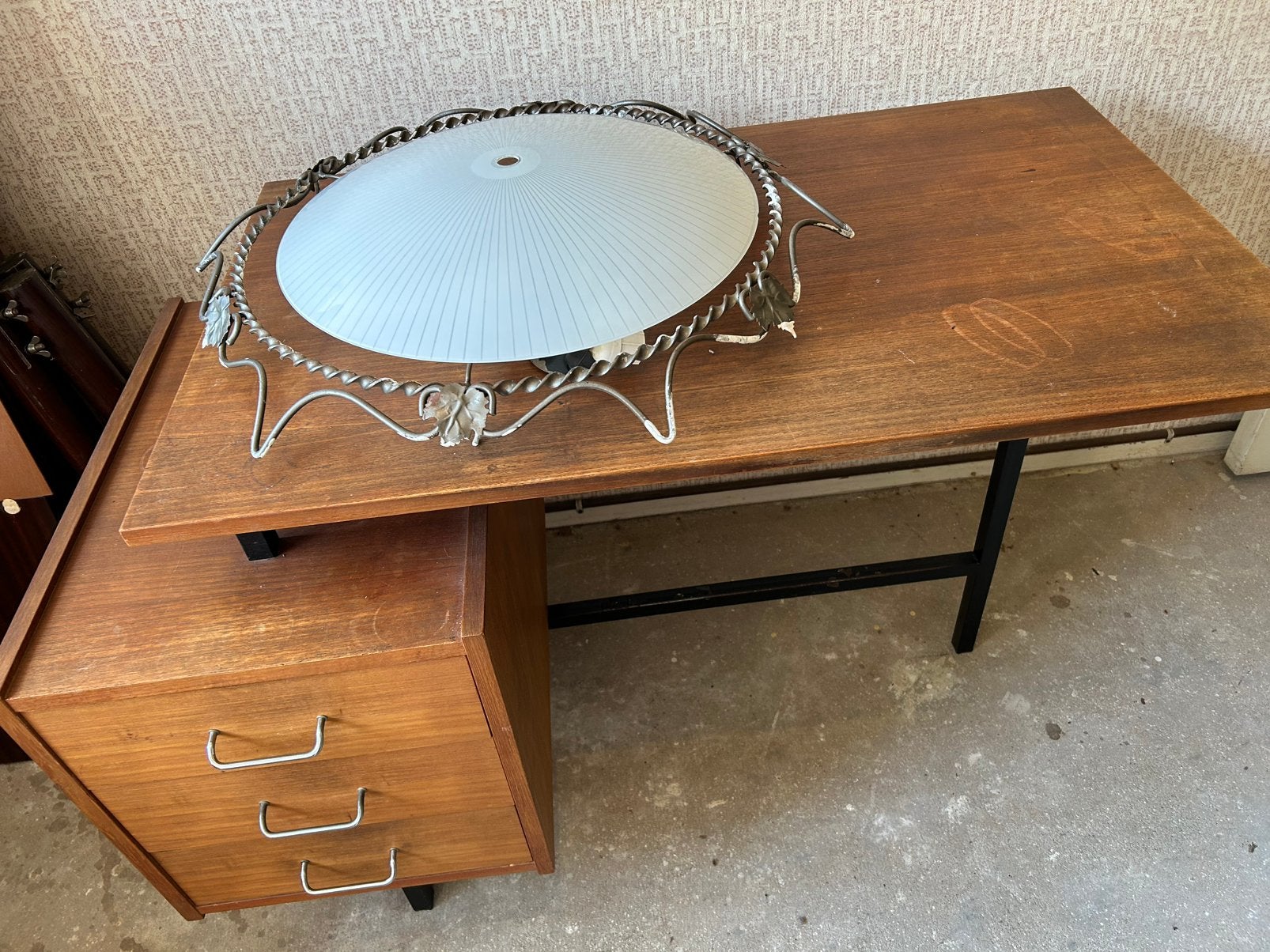 Jaren 60 bureau met zwart stalen frame en 3 laden, Ophalen, Gebruikt