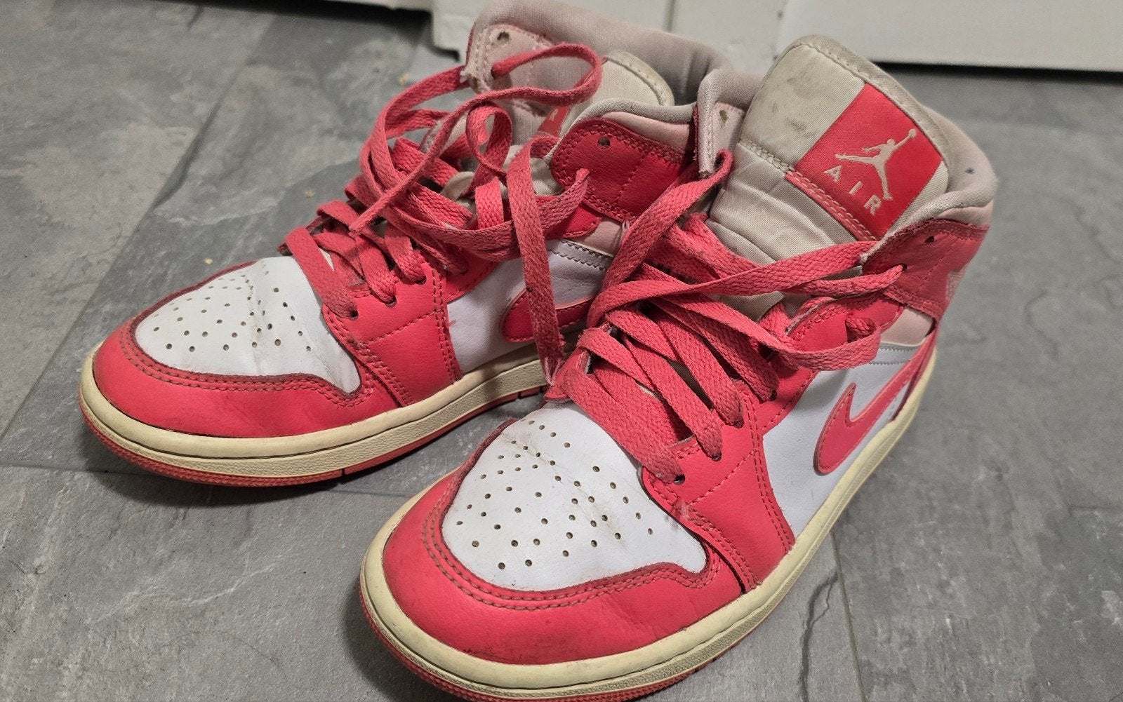 Nike Air Jordan 1 Mid 'Strawberries And Cream' - Maat 36, Nike Air Jordan, Ophalen of Verzenden, Roze, Sneakers of Gympen
