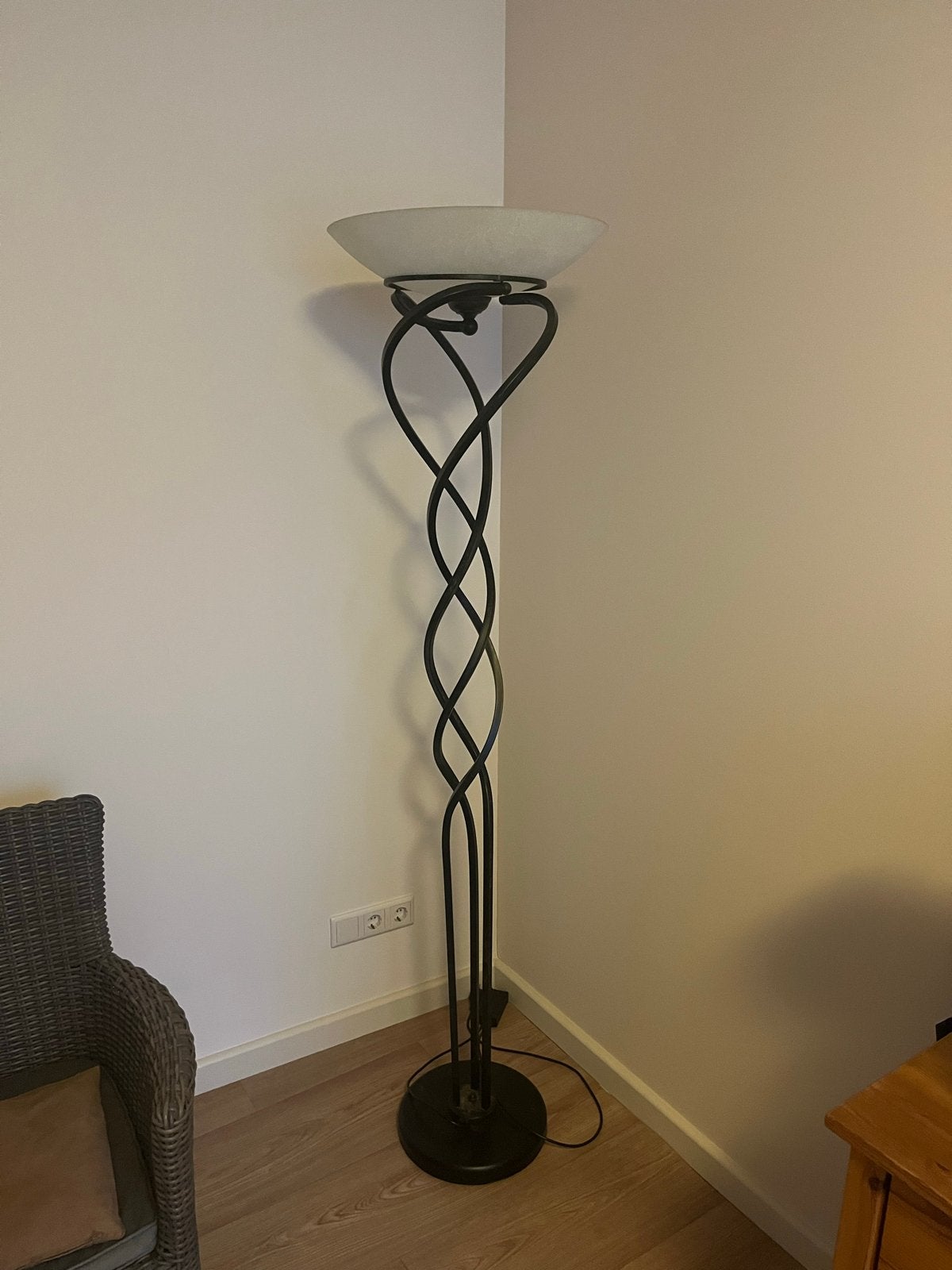 Elegante staande lamp met gedraaide metalen voet, Huis en Inrichting, Lampen | Vloerlampen, Ophalen, E27 (groot), Zo goed als nieuw