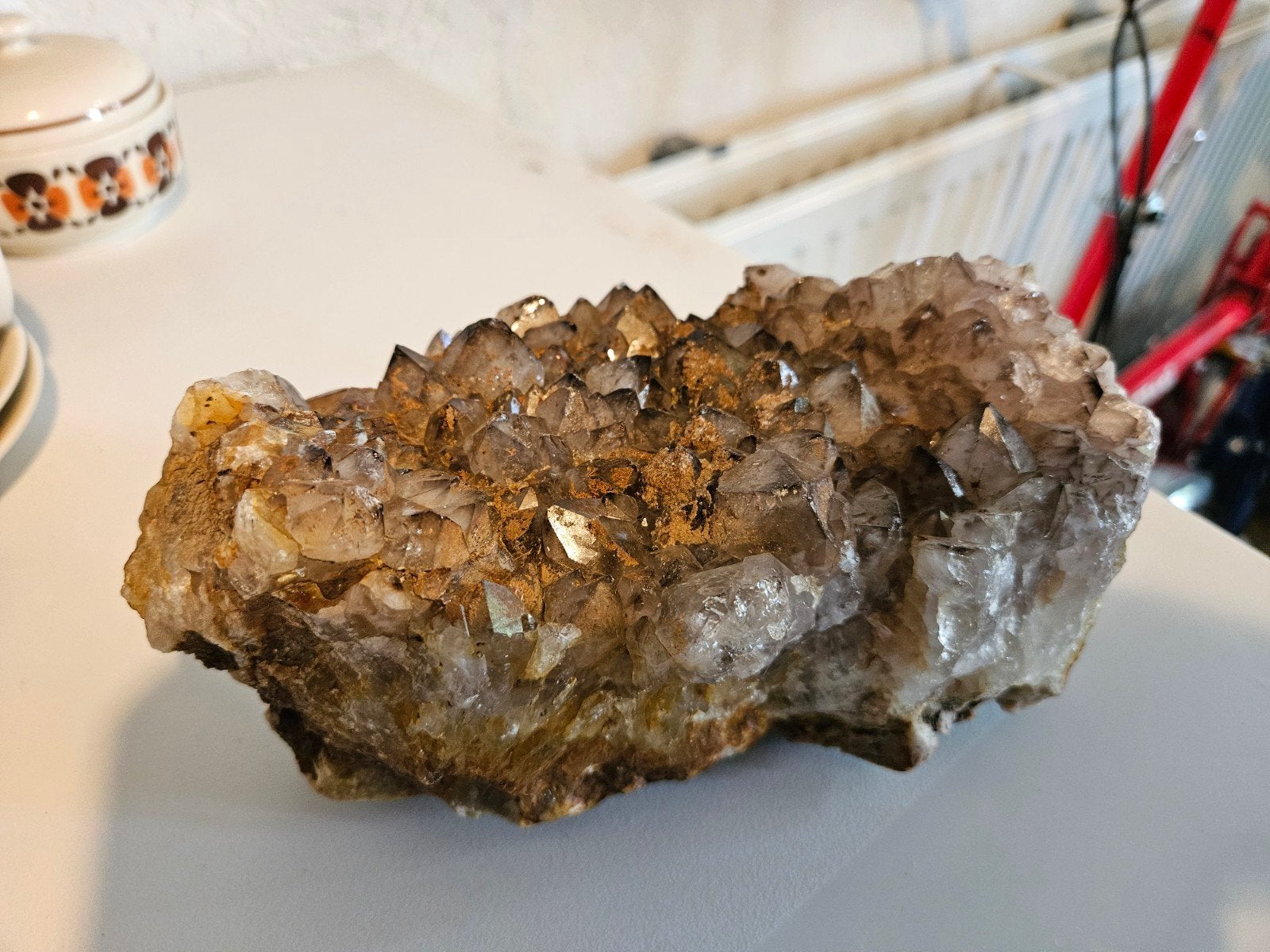 Grote ruwe Kwarts / Rookkwarts cluster op matrix – 2,2 kg!, Ophalen of Verzenden