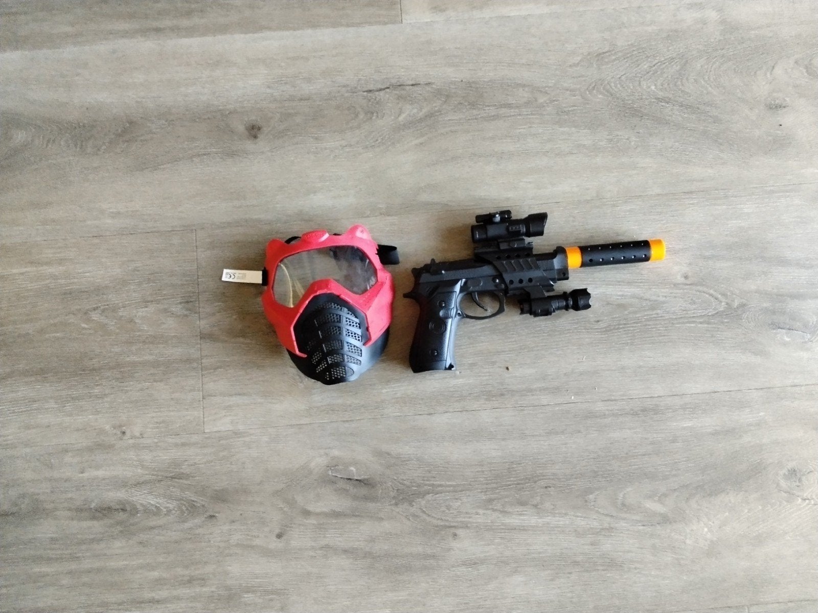 Masker en Speelgoedpistool, Ophalen of Verzenden, Gebruikt