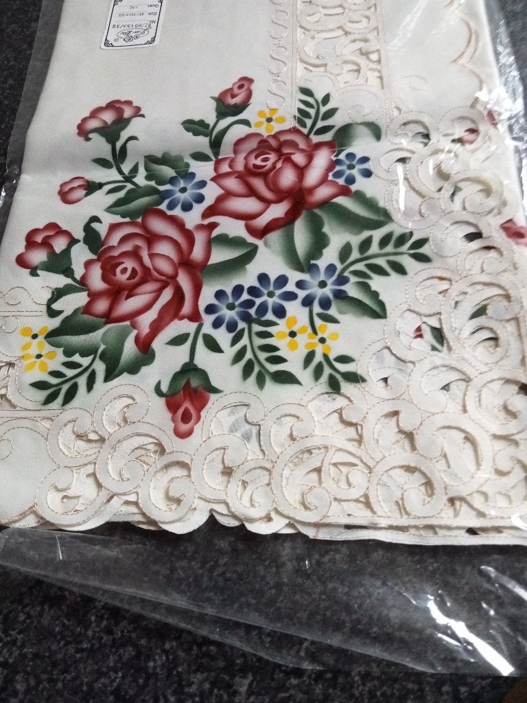 5 prachtige Tafelkleedjes met rozen en opengewerkt patroon, 85 cm, Nieuw, Ophalen of Verzenden, Opengewerkt